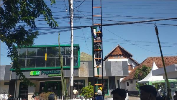 Keluhan Warga Ditindaklanjuti, Kabel Semrawut di Kota Nganjuk Ditertibkan