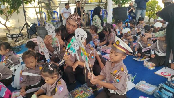 Peringati Hari Anak Nasional, Polres Kediri Kota Edukasi Anak Lewat Waton Sae di Mako Polsek Kediri