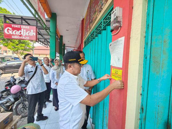 Pemkab Mojokerto Pasang Stiker 690 Kios Penunggak Retibusi, Tunggakan Capai Rp961 juta