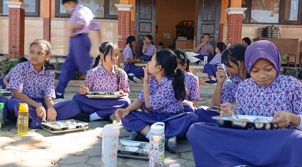 Ratusan Siswa SD di Grobogan Makan MBG di Halaman Sekolah, Debu Beterbangan akibat Ruang Kelas Rusak