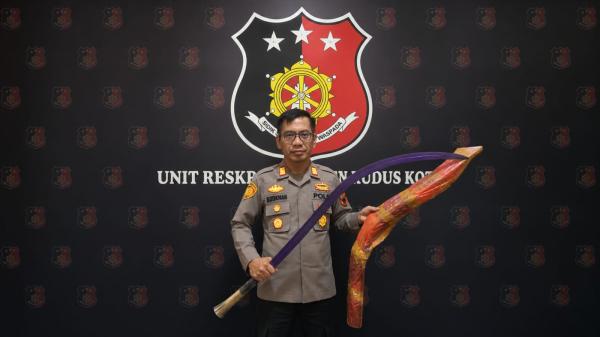 Polisi Gagalkan Pengiriman Celurit 1,3 Meter yang Dipesan Pelajar MTs di Kudus