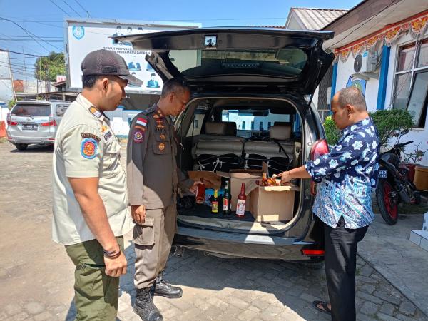 Satpol PP Sita Puluhan Botol Minuman Beralkohol Ilegal dalam Operasi Mihol di Tukdana