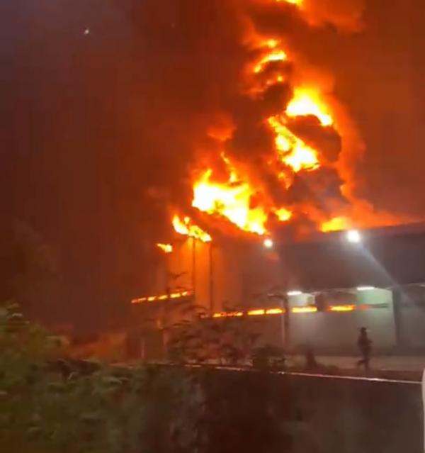Toserba di Karawang Ludes Dilalap Si Jago Merah, Tak Ada Korban Jiwa, Kerugian Ditaksir Ratusan Juta