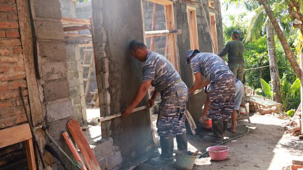 Sinergi Antarmatra TNI, Prajurit TNI AL Turun Tangan Bedah Rumah Warga di TMMD Watuduwur