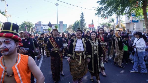 Rawat Warisan Sejarah, Ribuan Warga Semarakkan Kirab Budaya SABET HUT ke-1276 Kota Salatiga