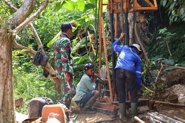 TMMD Atasi Kesulitan Air Bersih, Prajurit TNI Kebut Pembangunan Sumur Bor di Watuduwur