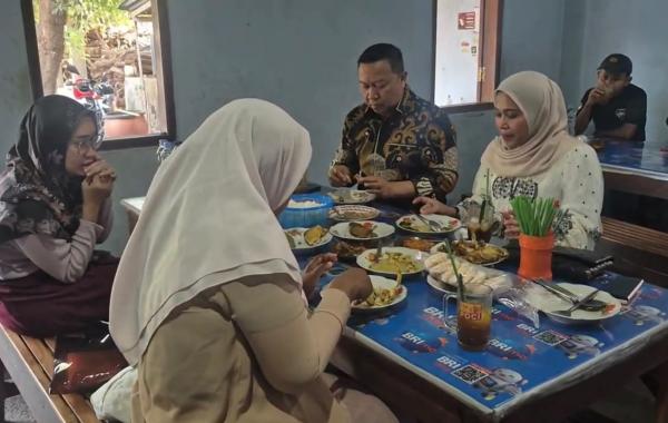 Mencicipi Aneka Masakan Warung Legendaris Mbok Mi Ponorogo, Dimasak Pakai Kayu Bakar
