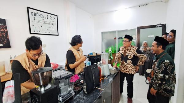 Bukan Sekadar Tempat Ngopi, Kedai Kopi di Surabaya Ini Punya Misi Sosial yang Tak Banyak Diketahui