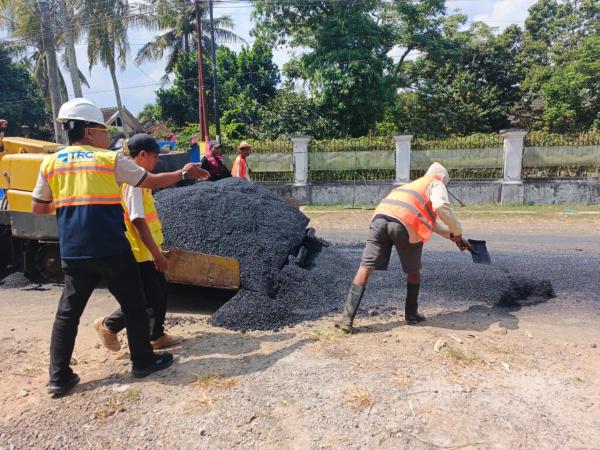 Gubernur Iqbal Keluarkan Rp700 juta Tambal Jalan Rusak 5,6 Kilometer di Kuripan-Kediri dalam Sehari