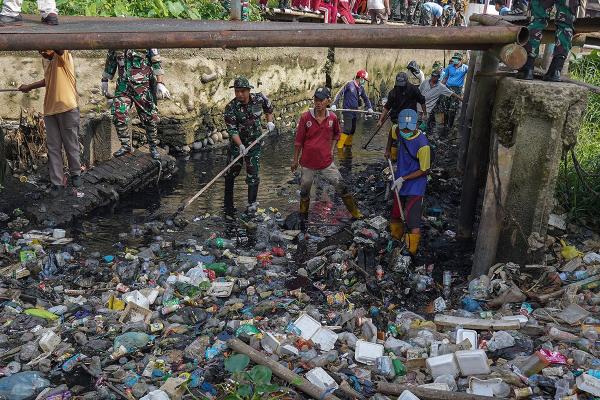 Hari Bakti TNI AU dengan Bakti Bersih Sungai Musi