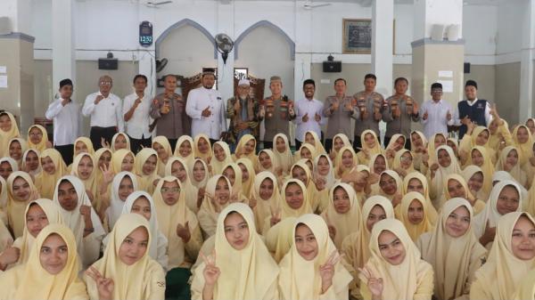 Kapolres Pidie Jaya Ajak Santri Dayah Jeumala Amal Deklarasikan Stop Bullying