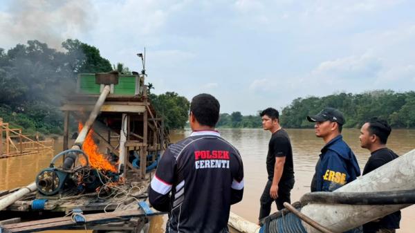 Polisi Musnahkan 2 Rakit Penambang Emas Ilegal di Kuansing, Warga Sempat Melawan Saat Ditertibkan