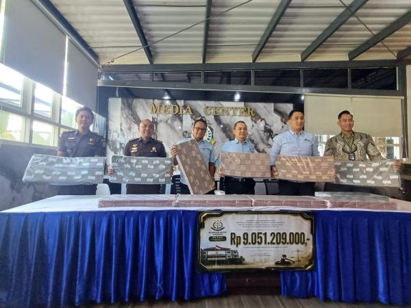 Kejari Surabaya Setor Rp9,05 Miliar Hasil Sitaan Kasus Judi Online ke Kas Negara