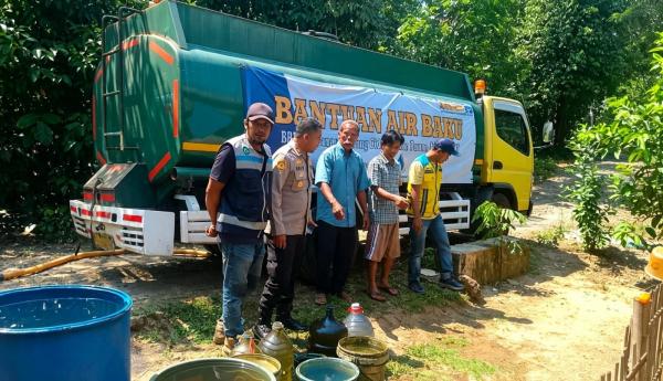 Polsek Bojong dan Jasa Tirta II Salurkan Air Bersih untuk Warga Terdampak Kemarau di Pandeglang