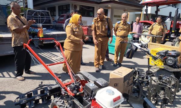 Dukung Petani Muda, Pemkab Ponorogo Bagikan Ratusan Alsintan