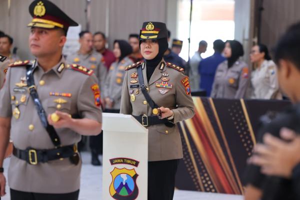 Resmi Jabat Kapolres Perempuan Pertama Kota Ledre, AKBP Yenni Diarty: Kulo Nuwun Bojonegoro