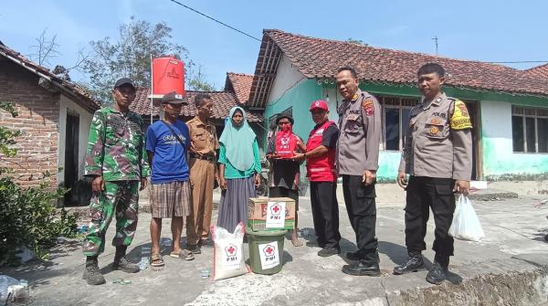 Pohon Tumbang Timpa Rumah Warga di Ngombol Purworejo, PMI Salurkan Bantuan
