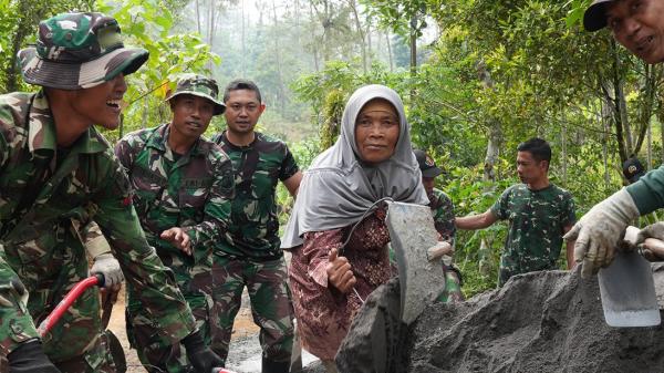 Semangat Perempuan Lansia Berjibaku di Lokasi TMMD, Potret Nyata Kemanunggalan TNI-Rakyat