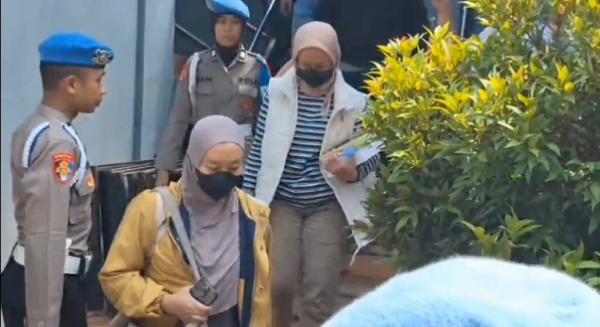 Detik-Detik Istri Bupati Pemalang Dibawa KPK ke Jakarta, Sempat Lambai Tangan Sebelum Berangkat