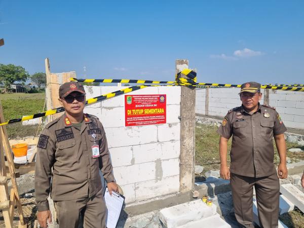 Dugaan Alih Fungsi Lahan LP2B, Satpol PP Segel Dua Lokasi Pembangunan Kandang Ayam di Karawang