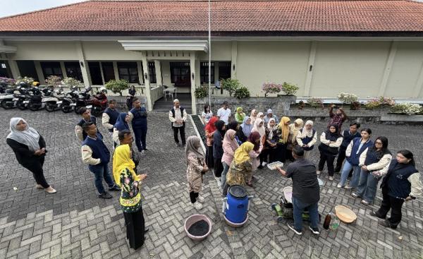 Sampah Liar Jadi Ancaman Banjir, Mahasiswa di Pasuruan Turun Tangan Beri Edukasi Kelola Barang Bekas