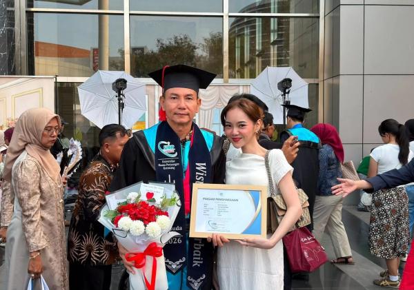 Semangat Menimba Ilmu Tak Pernah Padam, Jurnalis iNews TV Jadi Wisudawan Terbaik di Usia 55 Tahun