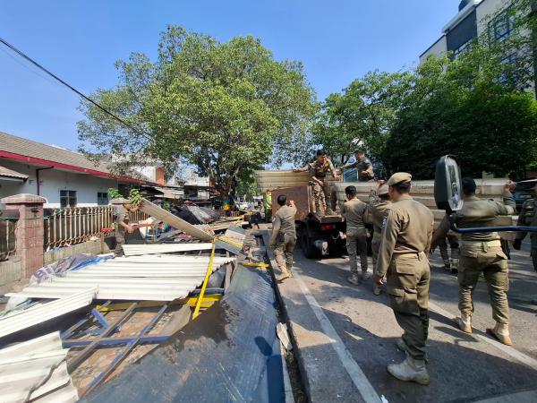 Puluhan Bangunan Liar dan PKL di Jalan Rajiman Bandung Dibongkar