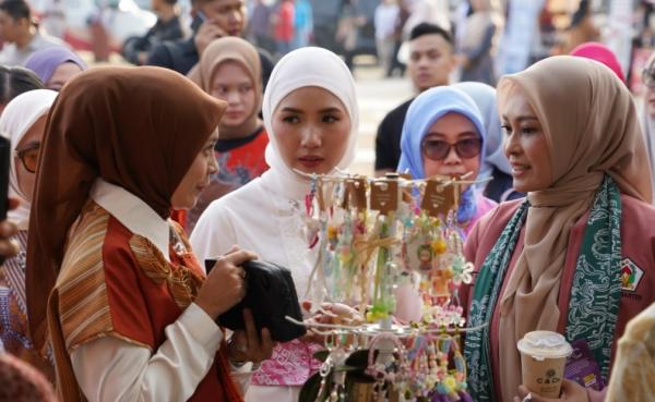 Ribuan Warga Padati Alun-Alun Cilegon, Gebyar Wanita Nusantara Bikin UMKM Kebanjiran Pembeli