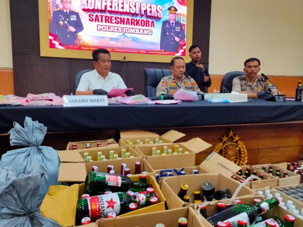 Polisi Bongkar Peredaran Miras Jelang Muktamar ke 35 NU di Jombang, 473 Botol Disita