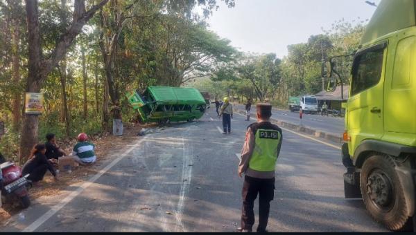 Laka Pantura, Elf Rombongan Santri Terguling di Pantura Tuban, 4 Penumpang Luka