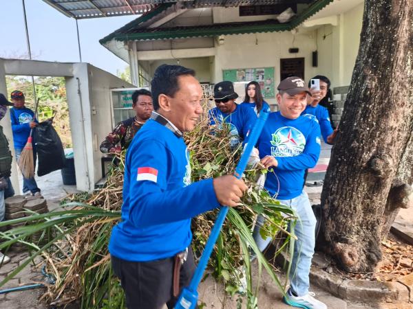 Demokrat Sragen Ajak Warga Peduli Lingkungan, Bersihkan Sungai Garuda dan Fasilitas Umum