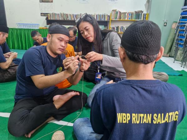 Bekali Warga Binaan Rutan Salatiga dengan Keterampilan Tas Rajut untuk Usaha Mandiri