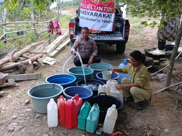 Kemarau di Mamuju Tengah, Polisi Salurkan 1.200 Liter Air Bersih ke Warga