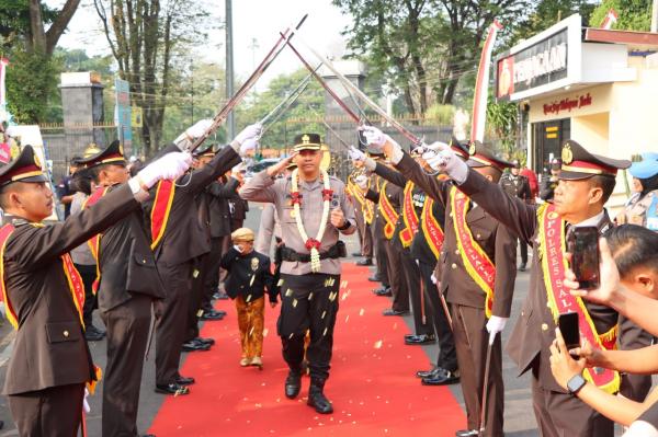Tradisi Pedang Pora Tandai Awal Kepemimpinan Baru di Polres Salatiga