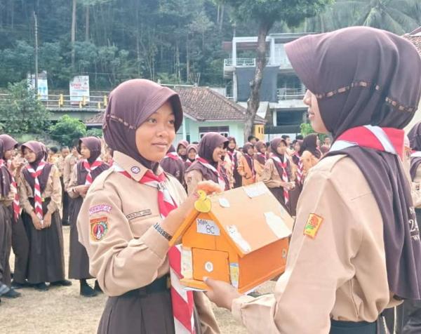 Menulis Mimpi untuk Masa Depan, Siswa di Purworejo Titip Harapan Lewat Sepucuk Surat