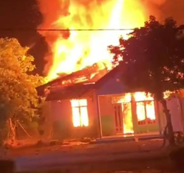 Diduga Korsleting Listrik, Gudang Diamond Berkah Hangus Terbakar