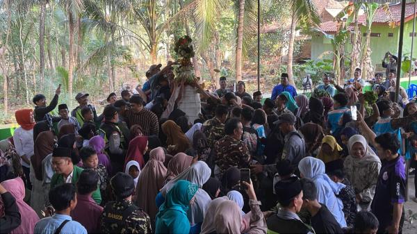 Seribu Ingkung Meriahkan Haul Ki Ageng Wonokusumo, Gunungan Hasil Bumi Ludes Diperebutkan