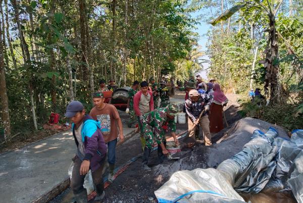 Tak Kenal Libur, Satgas TMMD Tancap Gas Kebut Ngecor Jalan hingga Rehab Rumah Tak Layak Huni