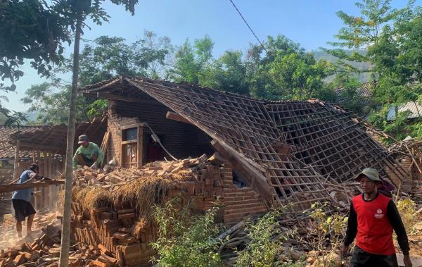 Kronologi Rumah Lansia di Ponorogo Mendadak Roboh, Tidak Hujan dan Angin