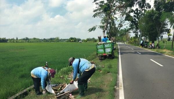 DLH Sisir Sampah Liar di Ruas Jalan Wilayah Bojonegoro Selatan, Ajak Warga Tingkatkan Kepedulian