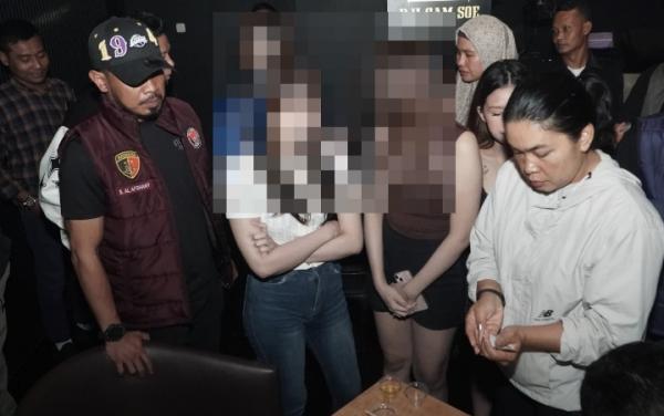 Razia Hiburan Malam di Cirebon, Puluhan Orang Dites Urine hingga Sita Minuman Beralkohol