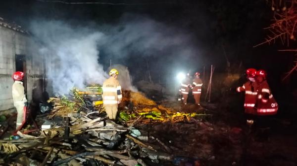 Diduga Berasal dari Bediang, Kebakaran Ludeskan Bangunan Kandang Ternak di Kalitidu Bojonegoro