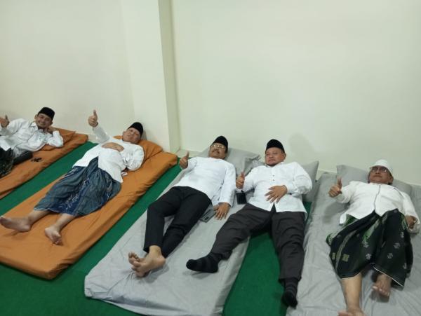 Momen Gus Ipul Bersama Para Kiai Mencoba Kasur Muktamar ke-35 NU di Tambakberas Jombang