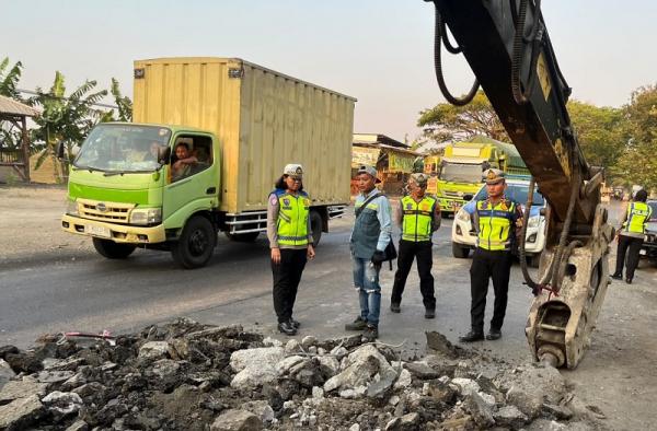 Satlantas Polres Grobogan Rekayasa Lalu Lintas di Lokasi Perbaikan Jalan Purwodadi-Semarang,
