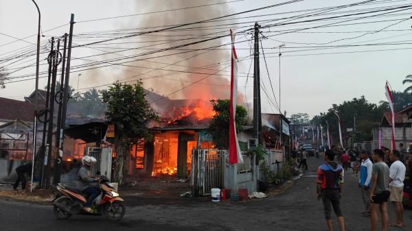 Tiga Anggota Keluarga Terluka dalam Kebakaran Rumah di Kesamben, Kerugian Ditaksir Rp300 Juta