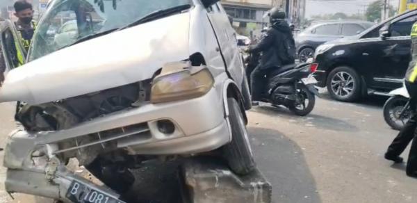 Mobil Matic Diduga Hilang Kendali, Hantam City Car hingga Trotoar di Cilegon