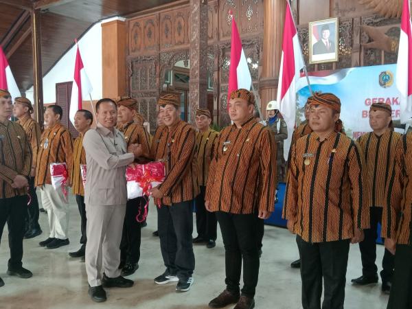 Pemkab Tulungagung Bagikan 10.000  Bendera Merah Putih, Ahmad Baharudin Minta Berkibar di Setiap Rum
