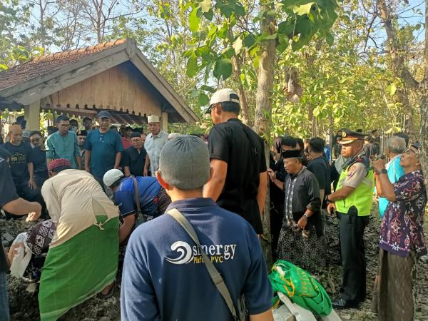 Usai Dievakuasi 13 Jam dari Jurang Gunung Piramid, Pendaki asal Lamongan Dimakamkan