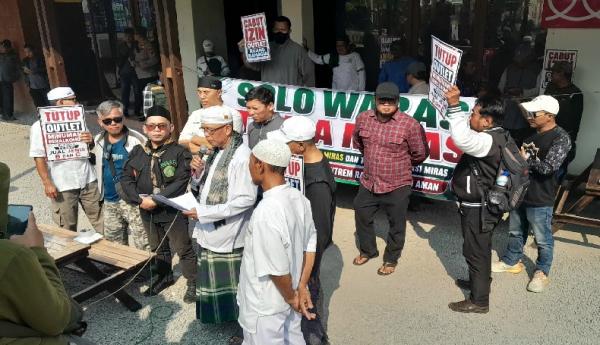 Tolak Legalitas Miras, Massa Forum Njogo Solo Segel Cafe Ruang Bahagia di Lokananta