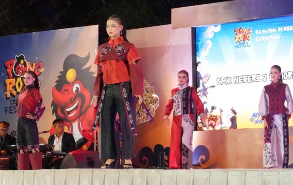 Keren! Keunikan Fashion Carnival Karya Siswi SMK di Ponorogo, Usung Wastra Nusantara